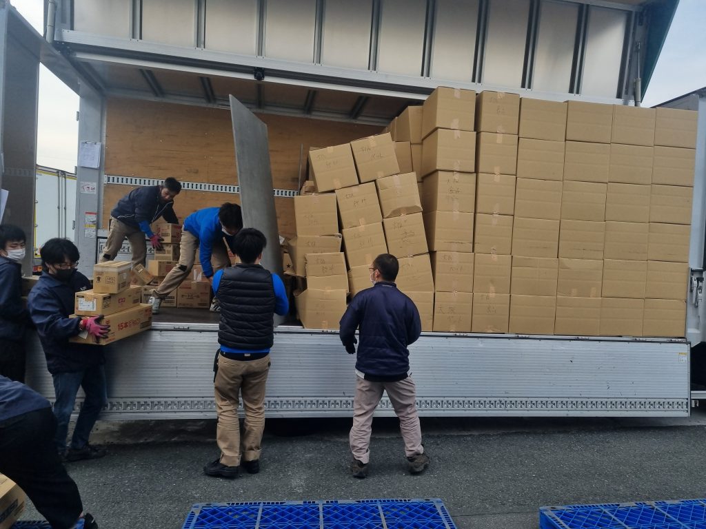 トラックから商品を荷降ろししている様子