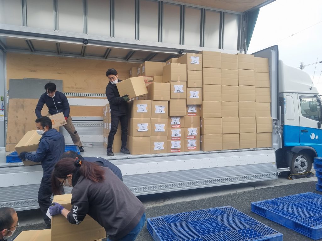 トラックから商品を荷降ろししている様子