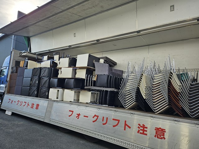 大型トラックに積み込まれたモデルルーム展示家具
